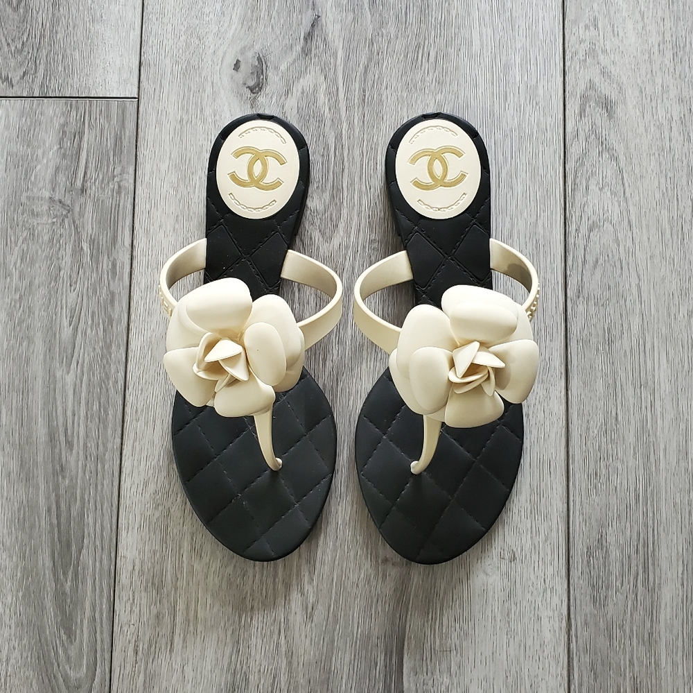 CHANEL Rubber Camellia Thong Beach Pool Sandals 35 EUC
